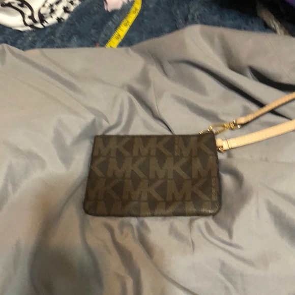 Michael Kors small wristlet - Picture 2 of 5